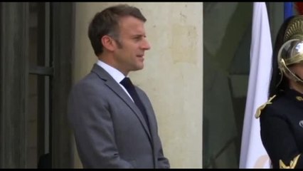 La Francia in un pantano, Macron dice no alla premier di sinistra