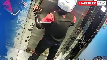 Kurye tuvaletini yaptığı asansörde mahsur kaldı...O anlar kamerada