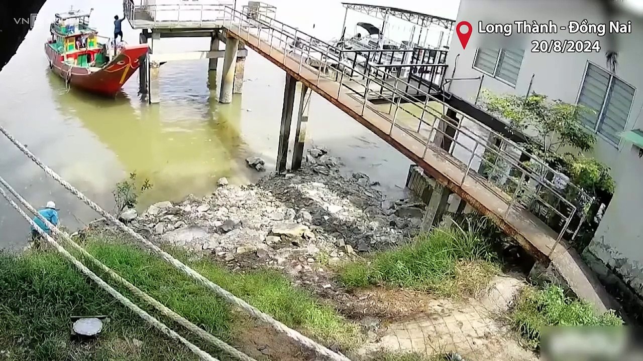 Khoảnh khắc trinh sát quật ngã nghi can cưỡng đoạt tiền ngư dân
