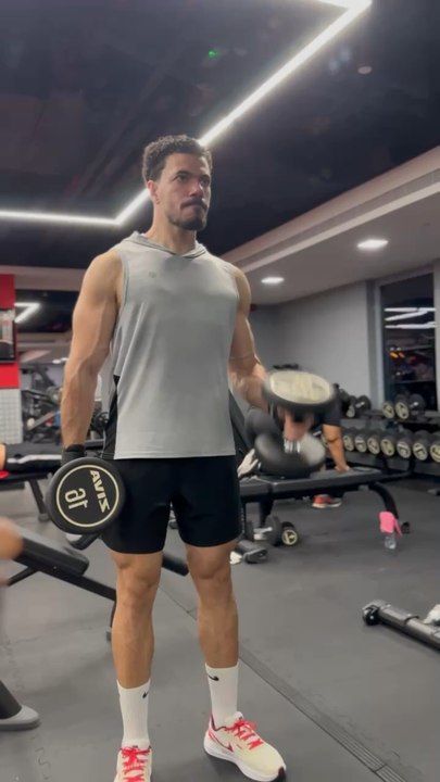 HAMMER CURLS