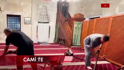 Mesut Özil Üsküdar'da cami temizlerken görüntülendi