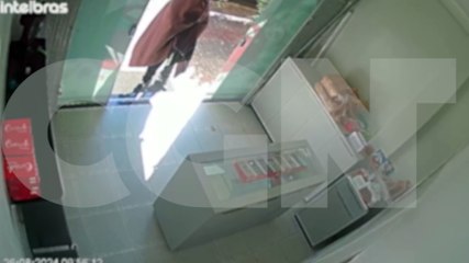 Homem é flagrado furtando celular e caixinha de doces no Centro