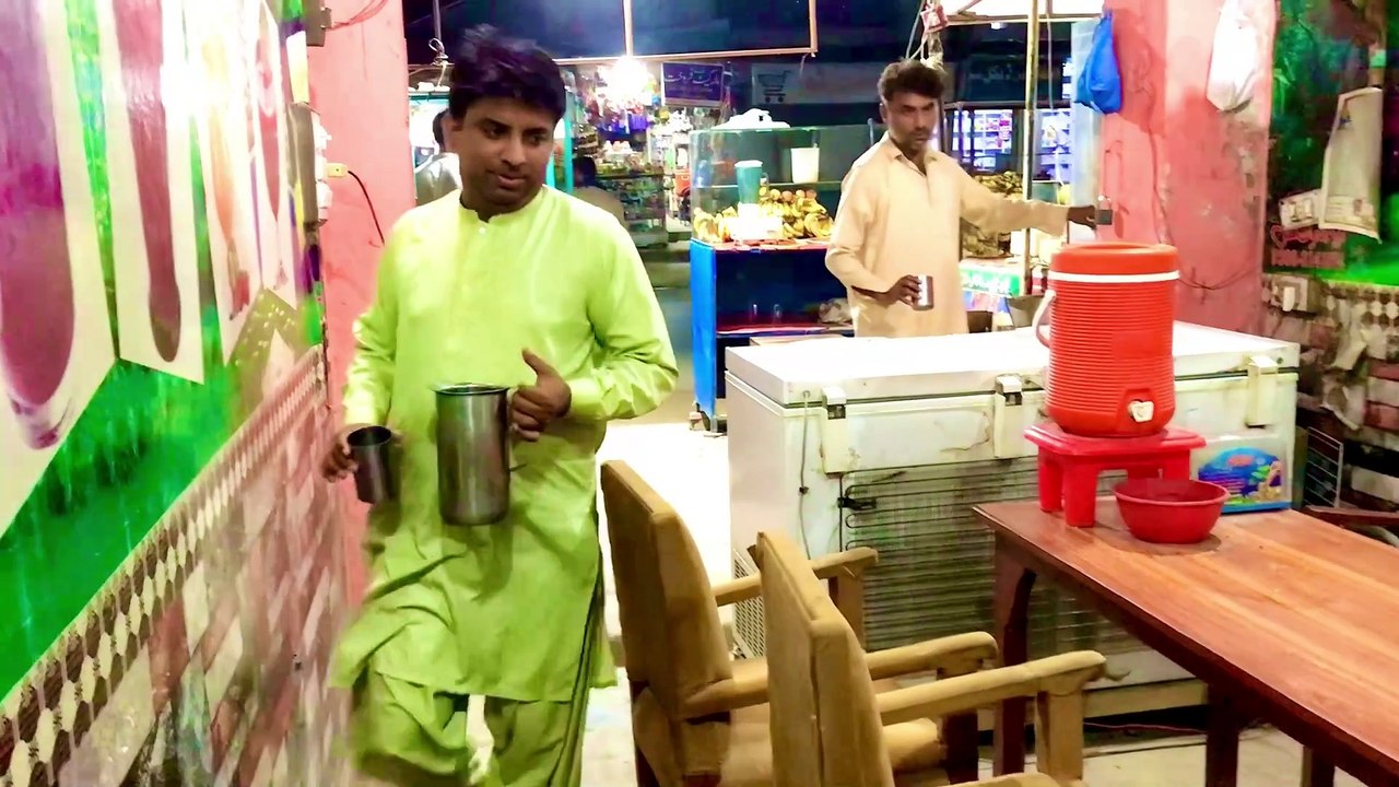 کمال کا دکاندار ھے نابینا سے اتنی رغبت