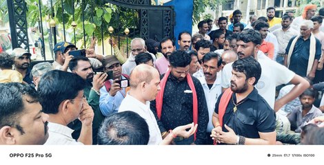 शिवसेना ने जिला पंचायत का किया घेराव, मुख्य द्वार में धरने पर बैठे