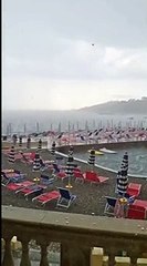 Castiglioncello, la grandine ricopre gli ombrelloni: chicchi grossi come palline