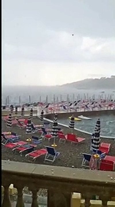 Castiglioncello, la grandine ricopre gli ombrelloni: chicchi grossi come palline