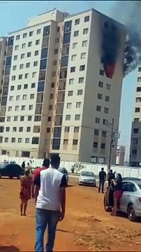 Casal e criança pulam do 7º andar de prédio em chamas em Goiás