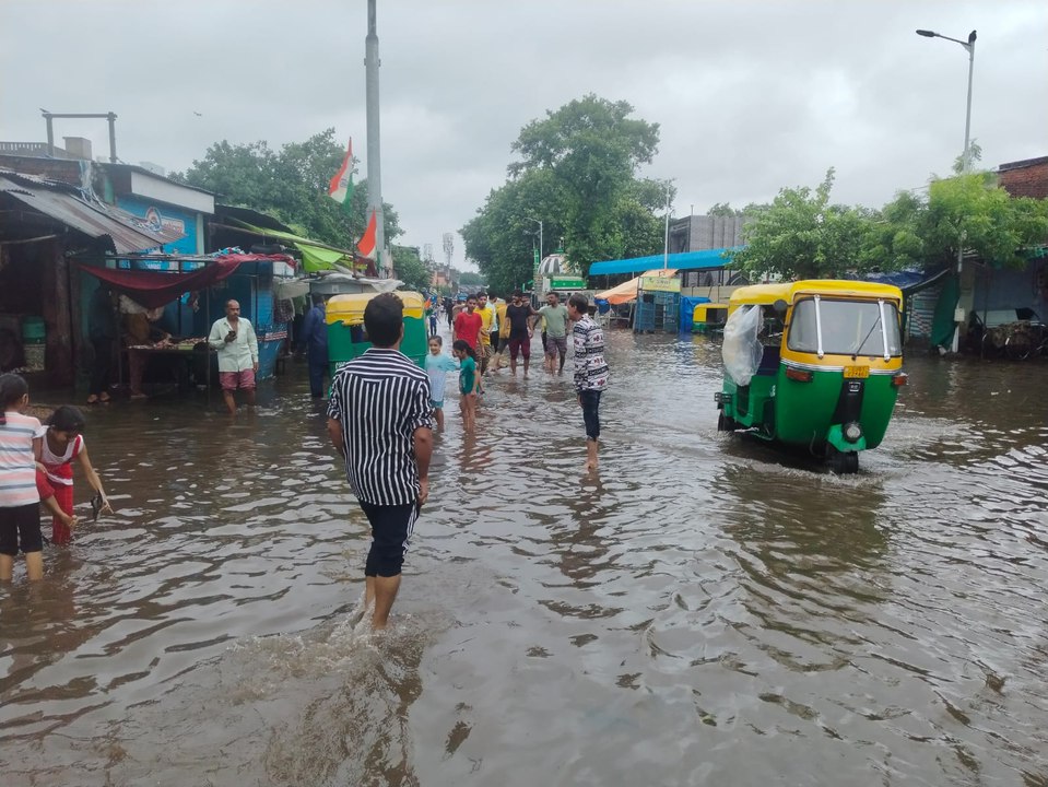 36 घंटे में साढ़े 7 इंच बारिश से अहमदाबाद हुआ जलमग्न