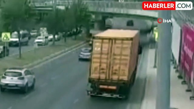 Bakırköy'de tırın İETT otobüsünün üzerine devrildiği anlar kamerada