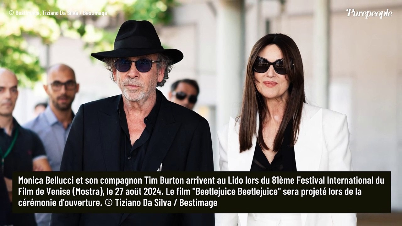 Monica Bellucci, très classe, arrive main dans la main avec son compagnon Tim Burton à La Mostra de Venise