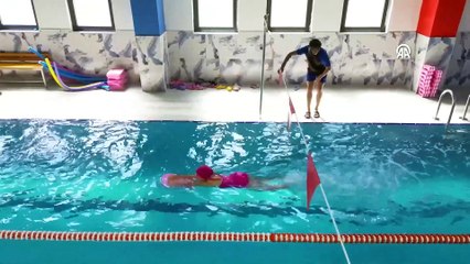 Vanlı çocuklar yarı olimpik havuzda yüzme öğreniyor