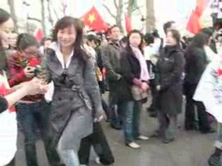 Paris : Chinese people has manifested  to defend the Oly