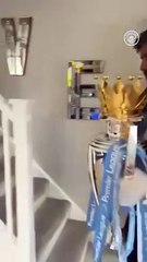 Manchester City prête le trophée de la Premier League à une famille de supporters