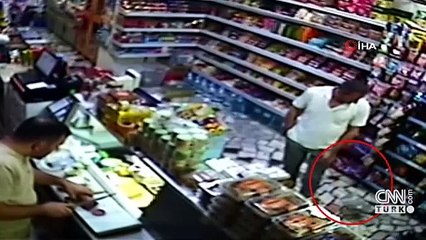 Boğazına yemek kaçan martı vatandaştan yardım istedi