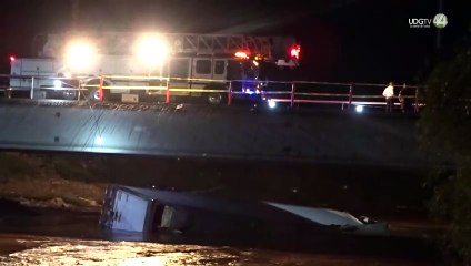 Trailer se accidenta en puente y cae en el río Zula en Ocotlán