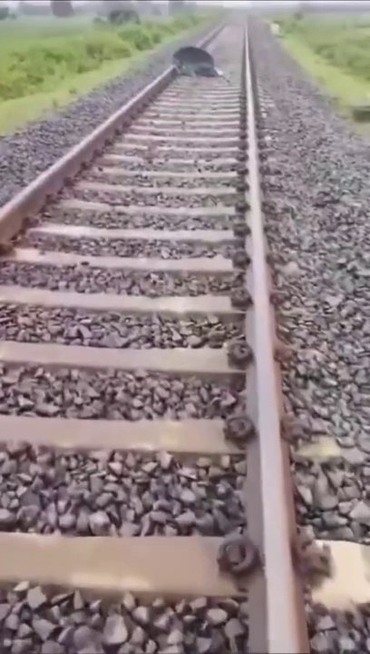India: uttarpradesh an old man sleeping on Railway Track. videos goen Viral now