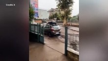 Piogge torrenziali in Campania, strade invase da un fiume di fango e automobilisti intrappolati: i video social