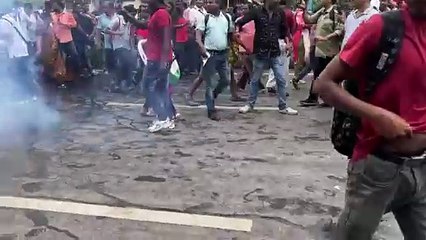 Manifestantes exigem justiça após estupro e assassinato de jovem na Índia