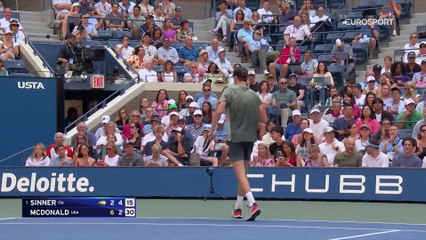 Un set pour se chauffer, puis Sinner a déroulé