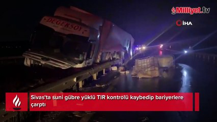 Sivas'ta feci kaza! TIR bariyerlere çarptı içerisindeki 25 ton malzeme yola saçıldı