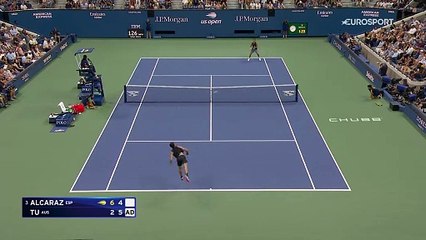 Un revers sur la ligne pour finir : Lin Tu remporte le 2e set contre Alcaraz