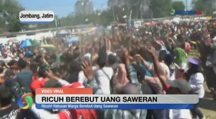 Ricuh! Ratusan Warga Berebut Uang Saweran di Jombang
