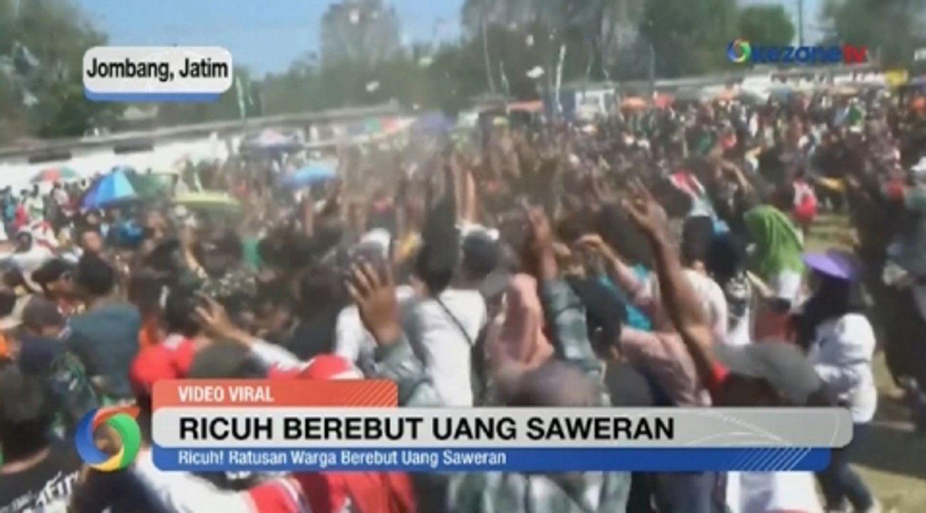 Ricuh! Ratusan Warga Berebut Uang Saweran di Jombang