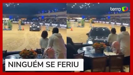 Motorista bate Porsche em arquibancada durante competição de hipismo em SP