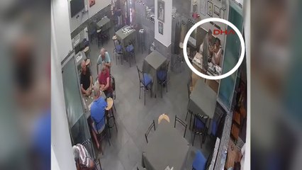 Elleri cebinde gelip, husumetlisi kahvehaneciyi bıçakladı