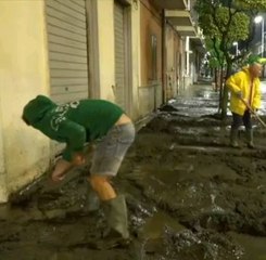 Maltempo, alluvione lampo a Baiano (Avellino): si spala il fango