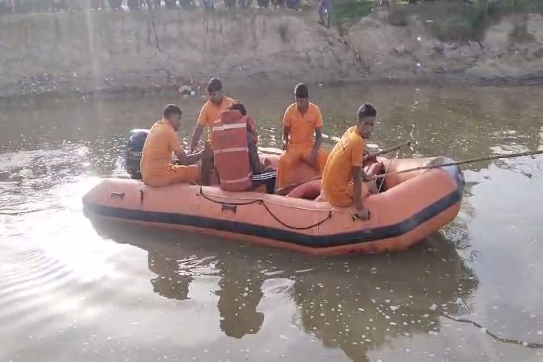 River : बजरी से भरी ट्रैक्टर-ट्रॉली सहित चालक बनास नदी में बहा
