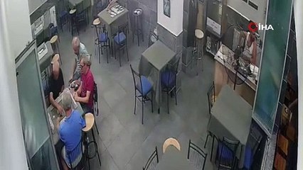 Usulca yanına yaklaştığı kahvehane işletmecisini bıçakladı: Dehşet anları kamerada