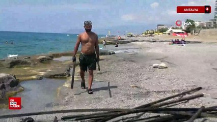 Antalya'da 4 yıldır denizdeki atık metalleri paraya çeviriyor