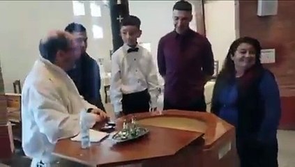 "Quero ser Messi", diz jovem a padre em momento insólito durante batismo
