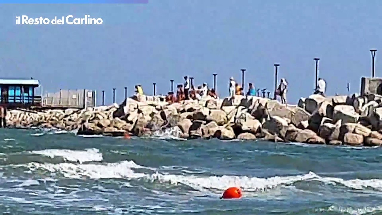 Barca a vela in avaria al lido di Fano tra lo stupore  dei bagnanti