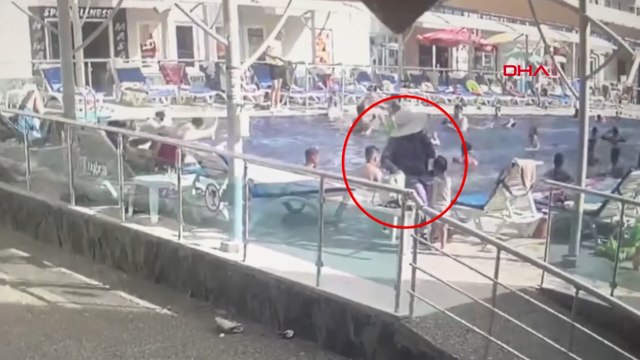 Şezlongda güneşlenirken üzerine baca kapağı düşen kadın, ağır yaralandı