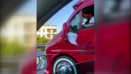 Düğün konvoyundaki çekiciyle yol boyunca oynadılar