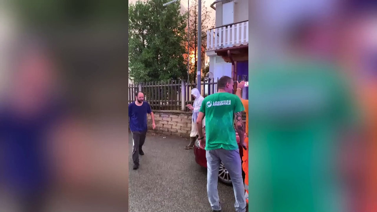 Maltempo a Roma, un fulmine cade tra le case e scatena un incendio