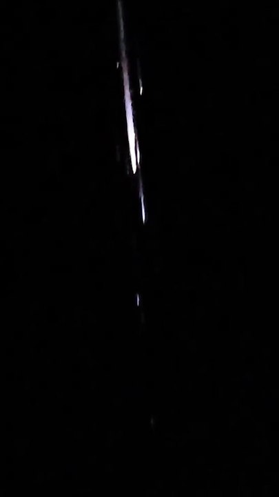 Une boule de feu traverse le ciel : la chute spectaculaire d’un satellite SpaceX