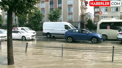 Bahçelievler'de yoğun yağış nedeniyle yolu su bastı