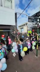Un nene superó un tratamiento médico y le prepararon una emotiva celebración en la puerta del hospital