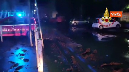 Download Video: Maltempo Campania, i Vigili del Fuoco cercano madre e figlio dispersi dopo una frana vicino Caserta