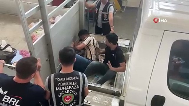 Kaçak göçmenler öyle bir yere saklandı ki yakalandıklarına kendileri de şaşırdı