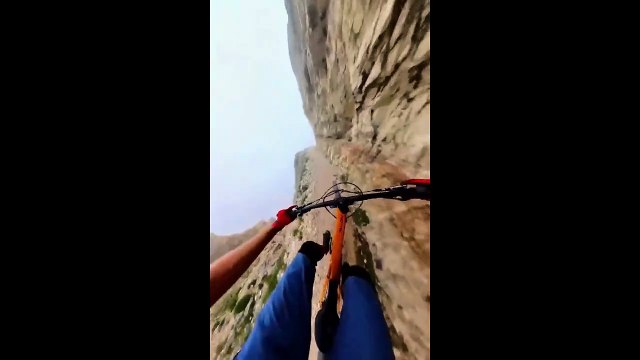 Ce biker va vous faire frissonner de vertige sur ce chemin de montagne