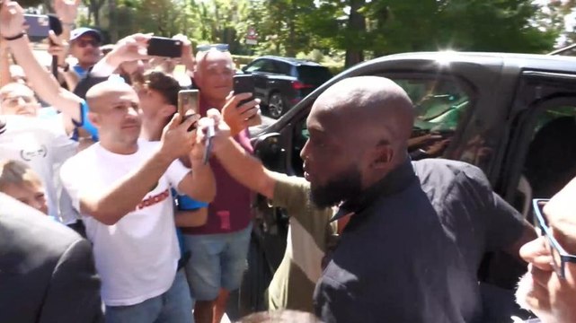 Lukaku al Napoli, bagno di folla a Villa Stuart per le visite mediche