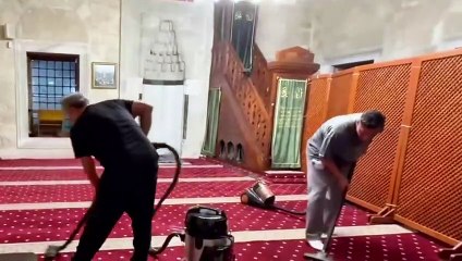 Mesut Özil İstanbul'da cami temizlerken görüntülendi