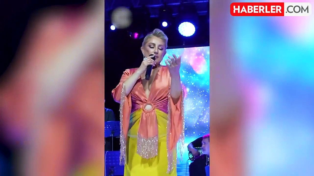 Muazzez Ersoy, sütyensiz sahne tarzıyla ağızları açık bıraktı
