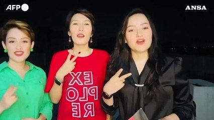Donne afghane cantano per protestare contro la nuova legge