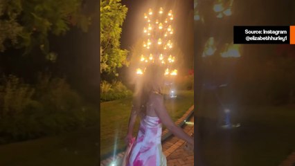 Video: Elizabeth Hurley poseeraa syvään uurretussa spagettiolkaimisessa mekossa ja hurmaa seuraajansa