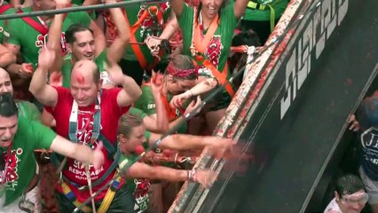 La Tomatina tiñe de rojo Buñol con una munición festiva de 120.000 kilos de tomate